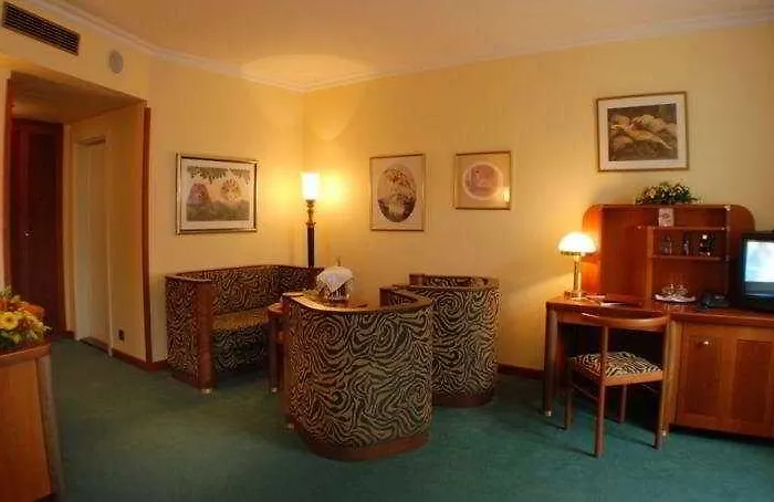 Ea Royal Esprit Hotell